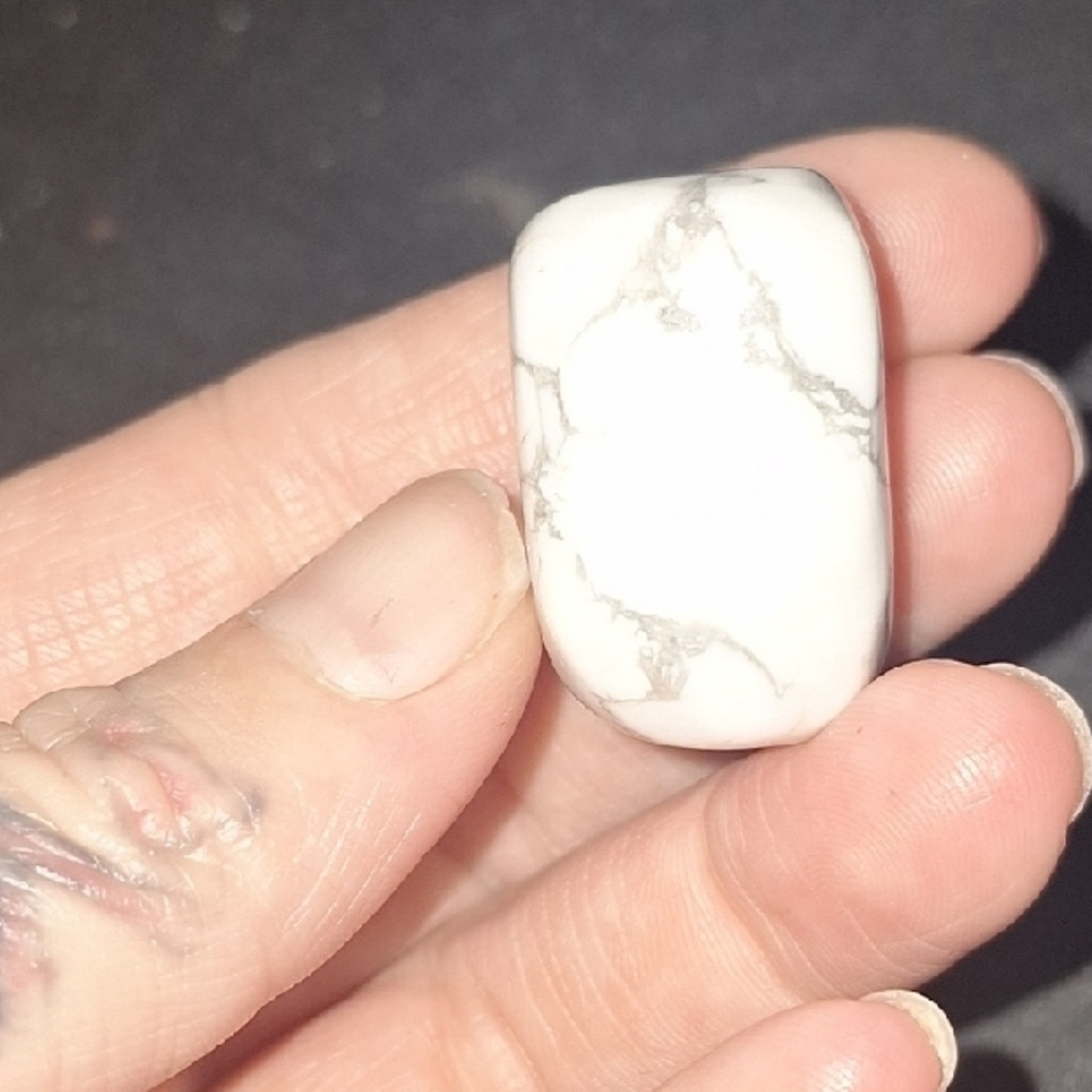 Howlite Tumble Stone - Picture 5 of 9